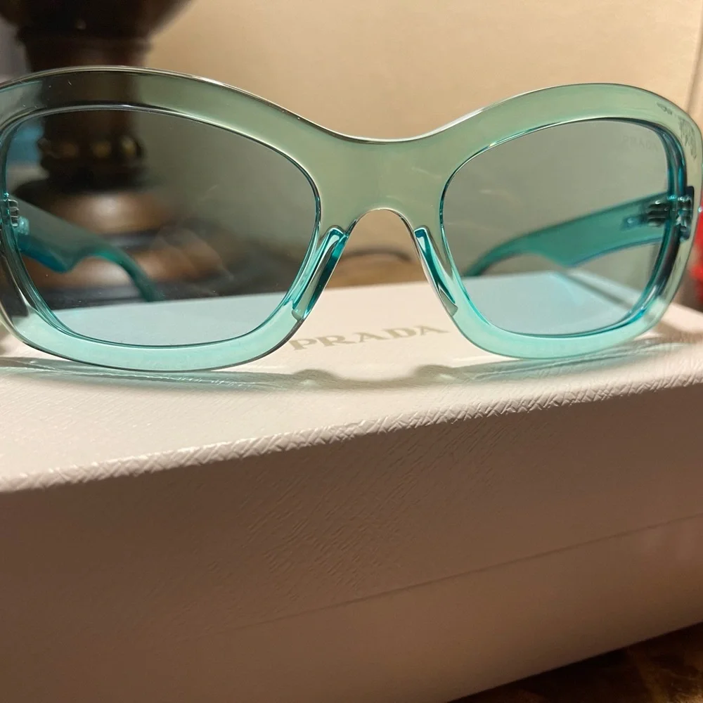 - PRADA - Picture 3 of 8